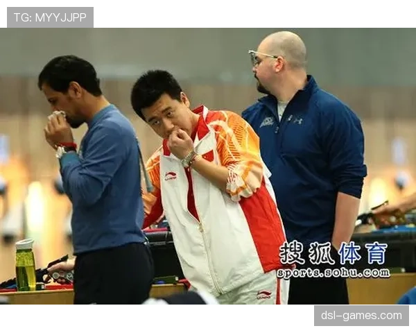 庞伟训练完顺手啃俩馒头，这自律看得我饭都吃不下